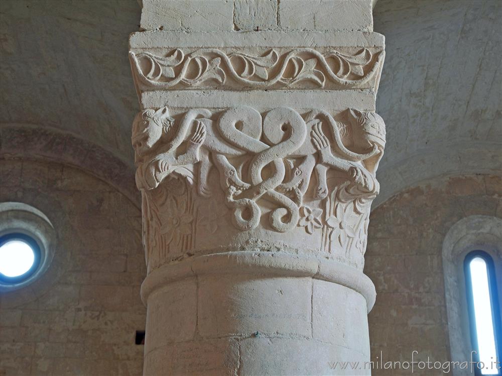 Sirolo (Ancona) - Capitello zoomorfo all'interno della chiesa della Badia di San Pietro